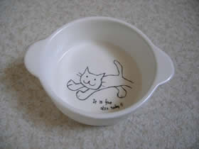 １００円ショップの牧草用の餌入れに使える陶器の容器